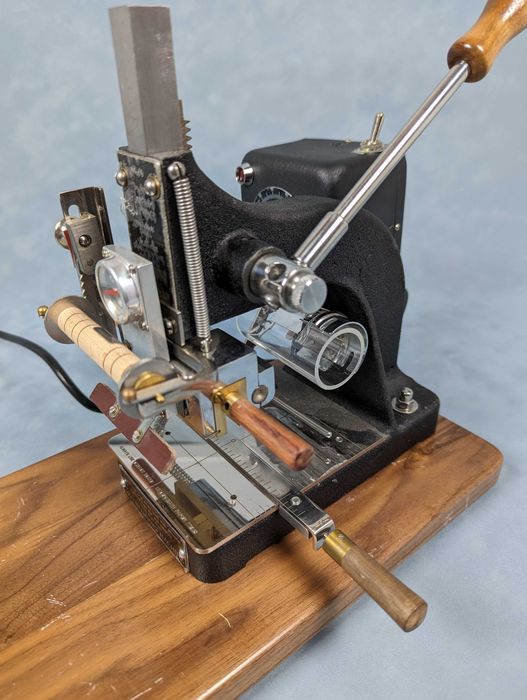 Presa pentru timbru sec/folio - pielarie, marochinarie, legatorie