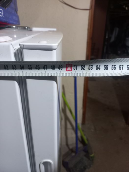 Продавам малък хладилник Candy с горна камера