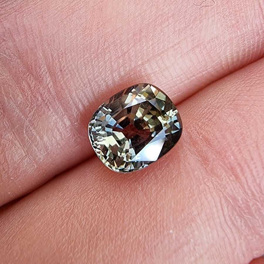 Safir bicolor netratat 2.19 ct.