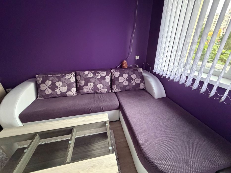 Ъглов диван в лилав цвят, комбинация от текстил и кожа!
