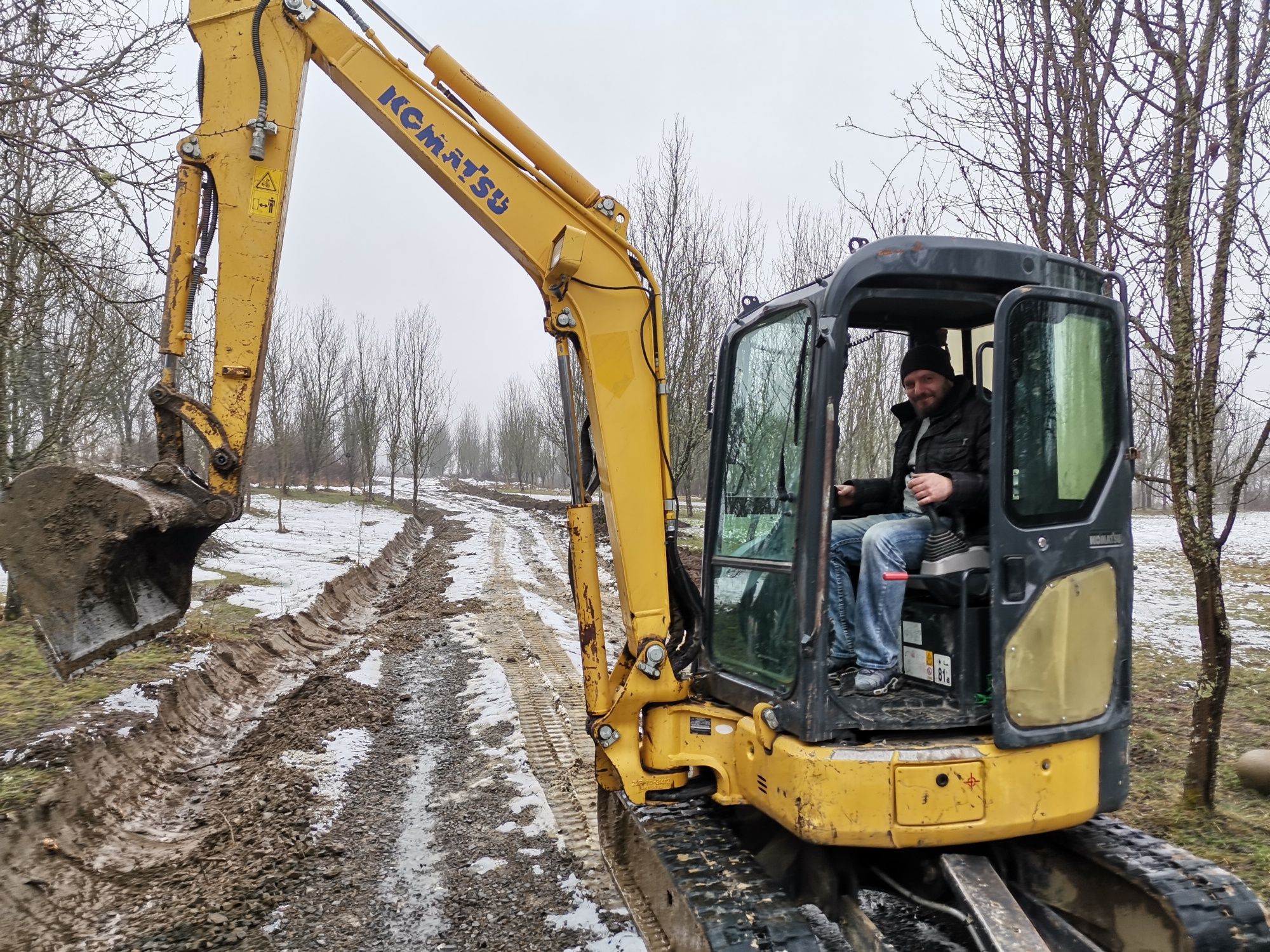 Închiriez execut lucrari cu miniexcavator excavator și buldoexcavator