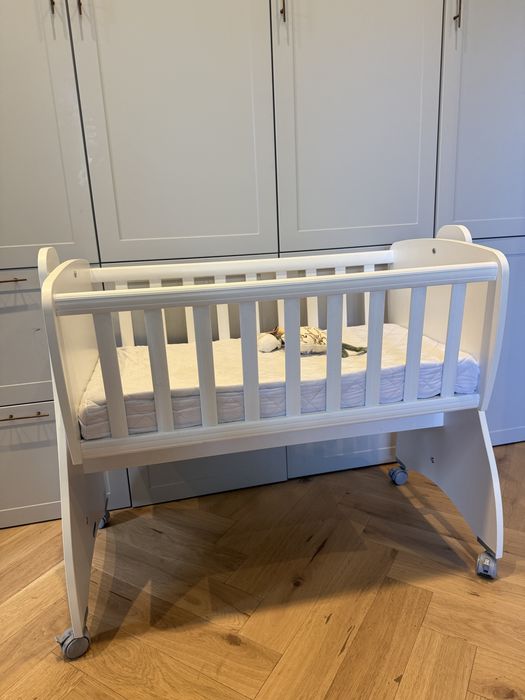 Patut balansoar din lemn cu roți