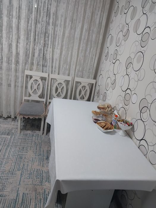 Продам кухонный стол со стульями