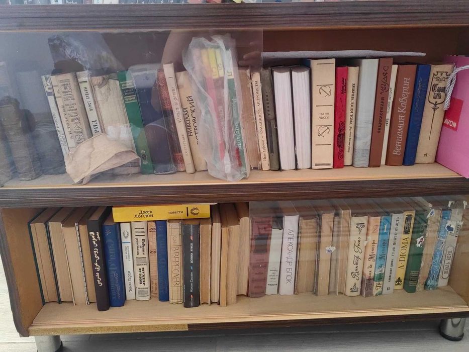 Книги советские + полка для них