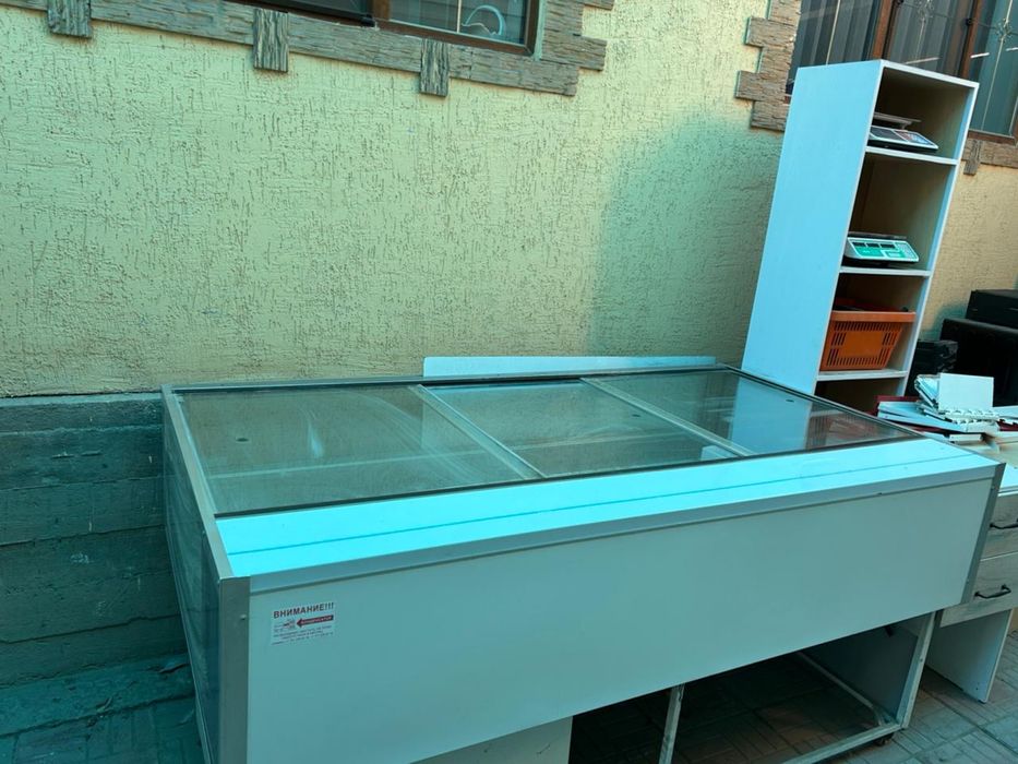 Продам новый витринный холодильник
