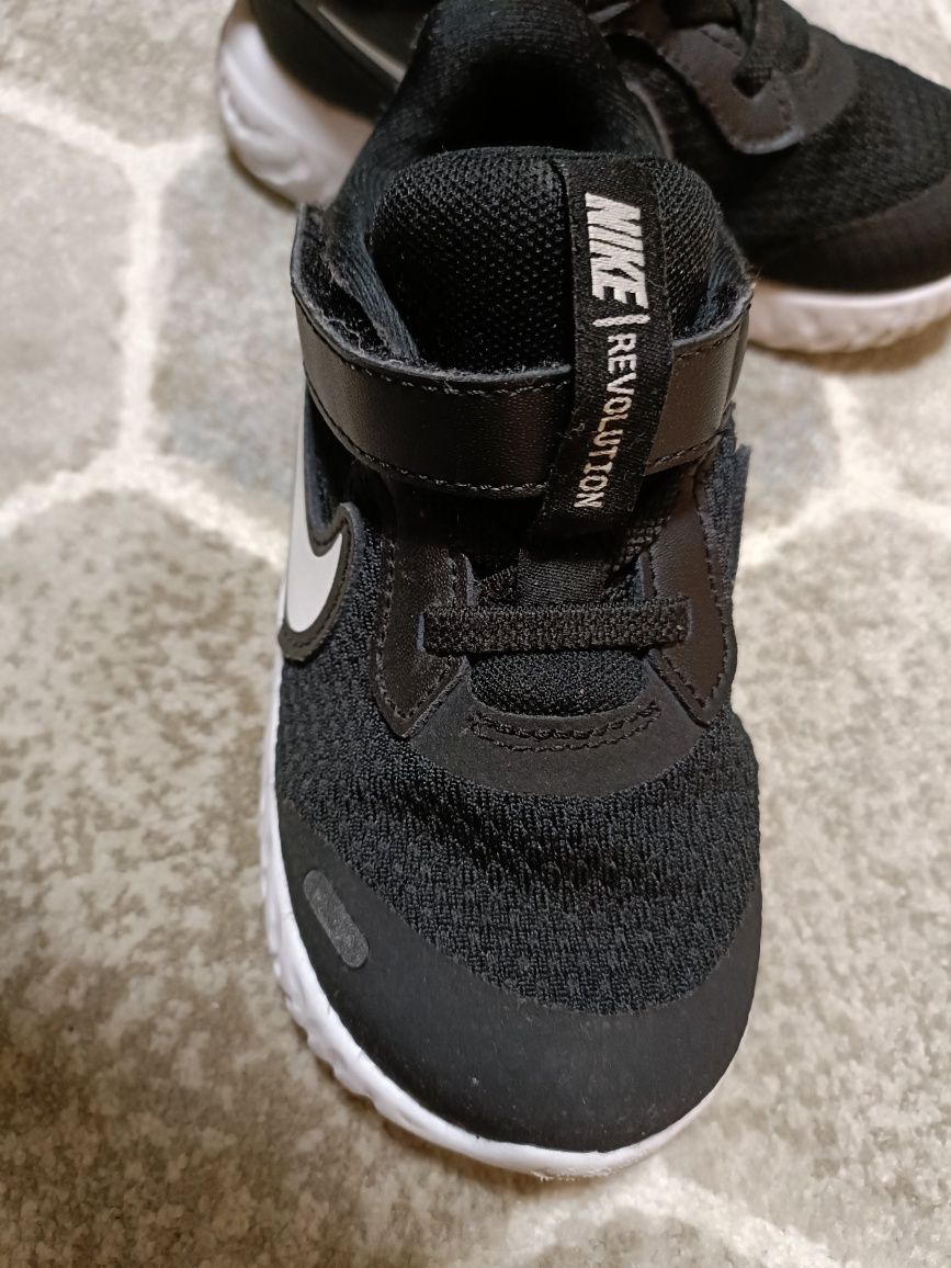 Adidasi Nike marimea 26