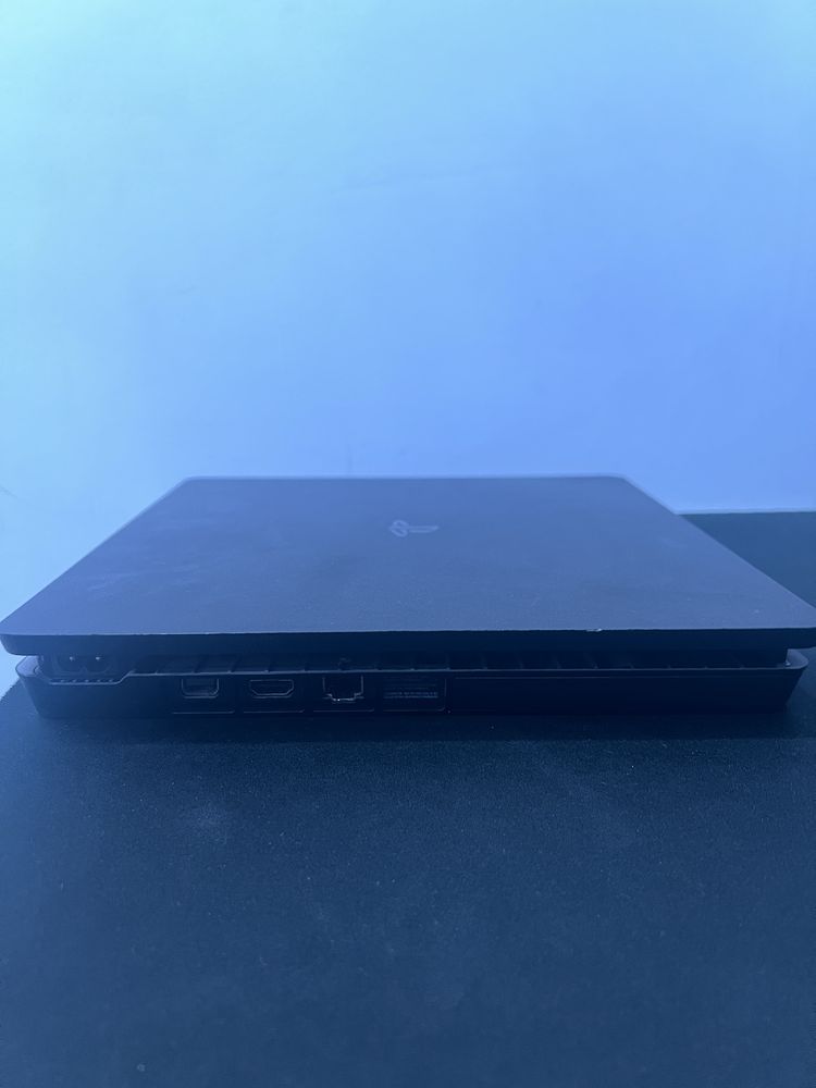 PS4 Slim с 8 игри и джойстик
