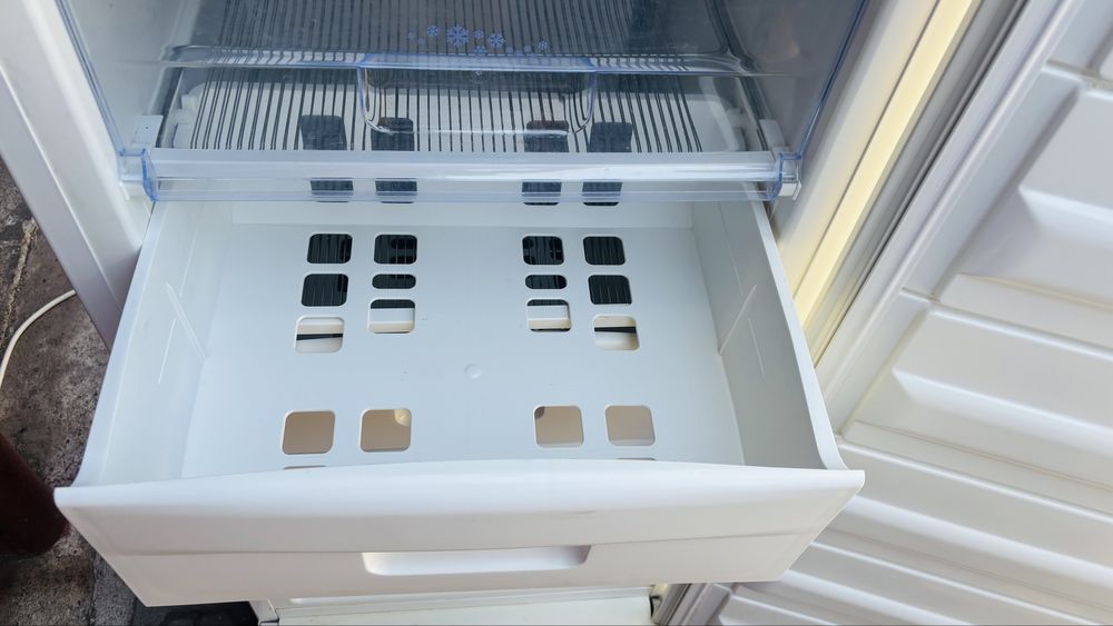 Congelator vertical Zanussi ZFU 325WO, 205L, 7 compartimente
