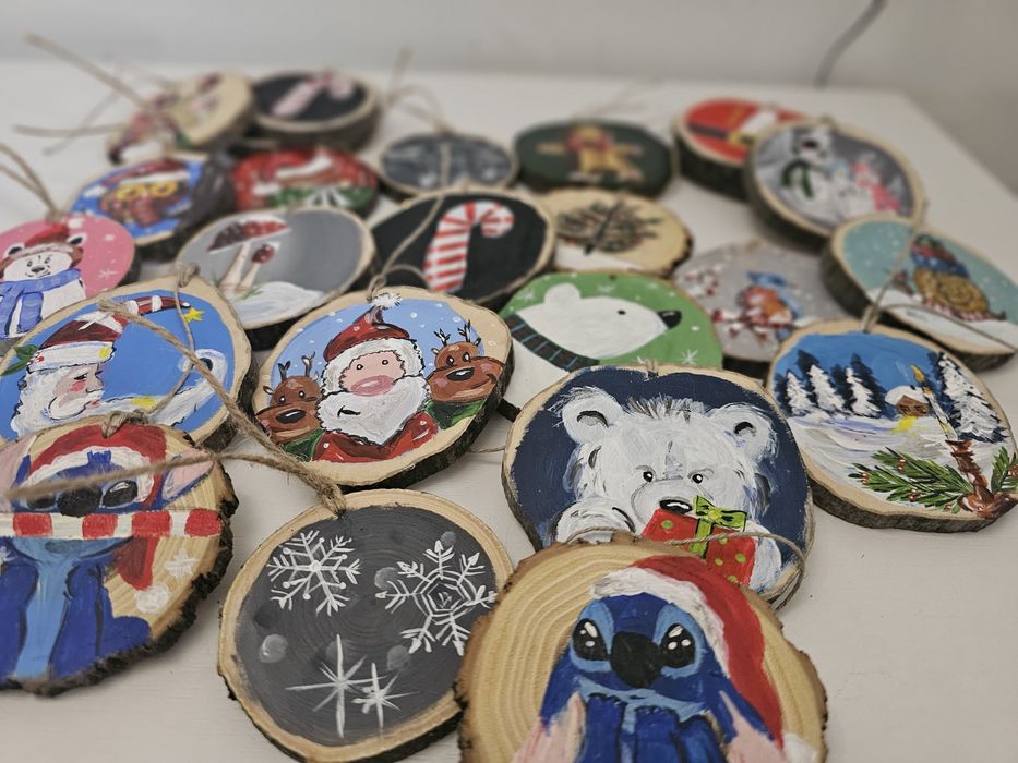 Коледни ръчно рисувани шайби