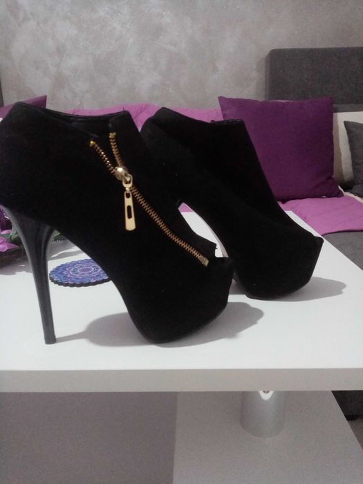 Botine Noi Noute decupate negre  marime 38