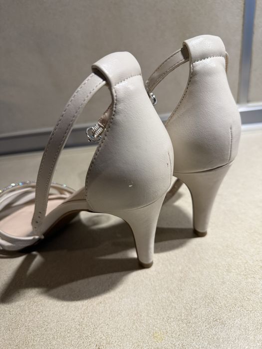 Дамски бежови сандали на ток Catwalk 37