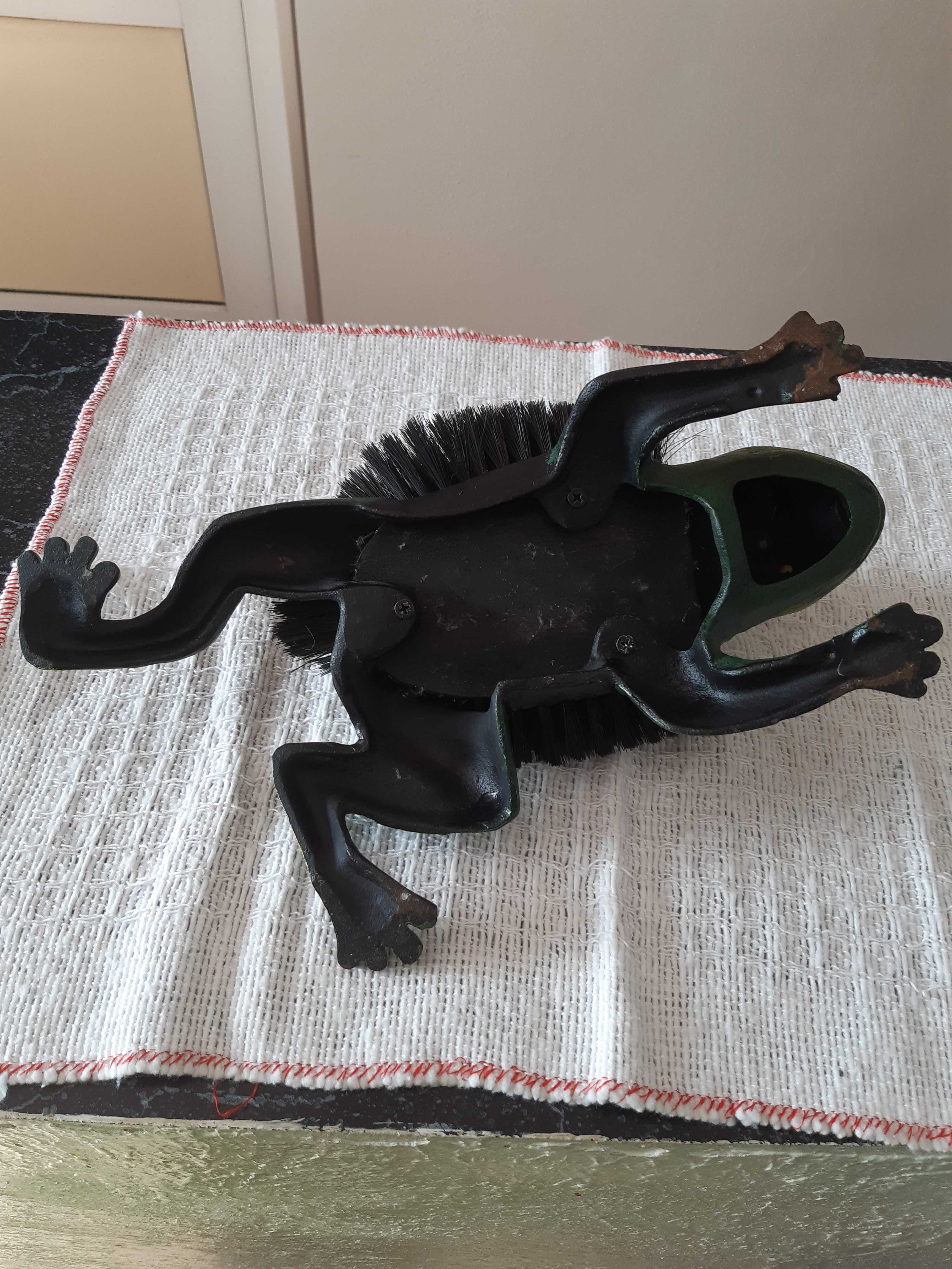 Broasca verdedin fonta, stergator pantofi cu perie, lung 32cm si 2kg