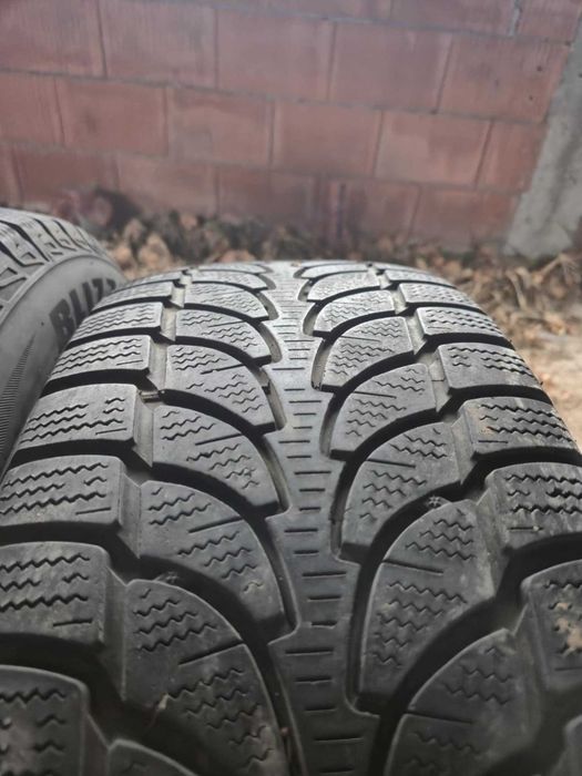 Vând patru anvelope de iarna Bridgestone 235 65 R17  in stare bună