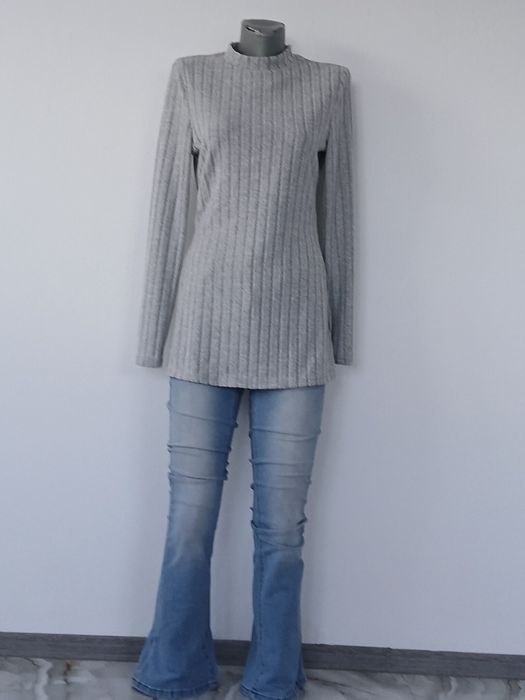 Vând Compleuri de damă L.100 de lei bucata ..