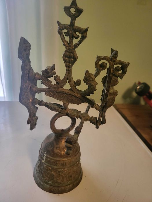 Стара бронзова камбана