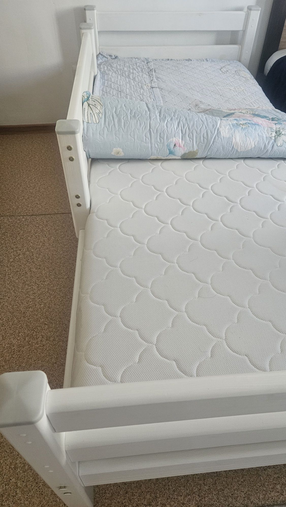 Срочно продам детскую модульную кровать белую с матрасом.