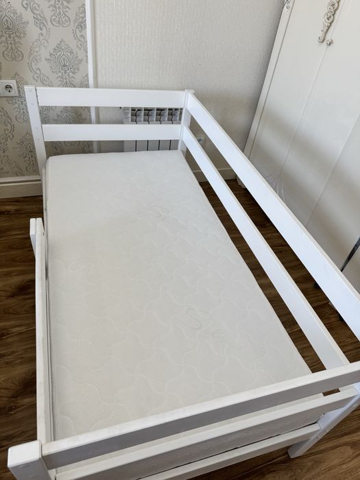 Детская кроватка с матрасом