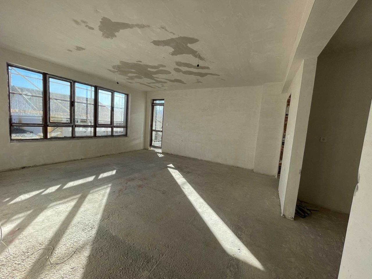 Продава се Тристаен апартамент в Пловдив, Остромила - 123 кв.м за 992 €/кв.м - Снимка #1