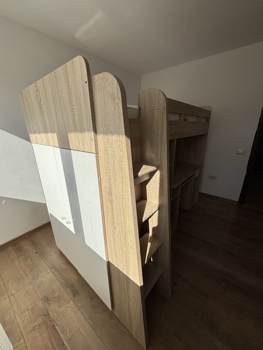 Pat supraetajat pentru copii cu birou, dulap și spații de depozitare