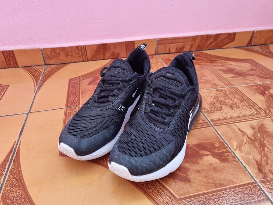 Vând adidași Nike 270 în stare bună.