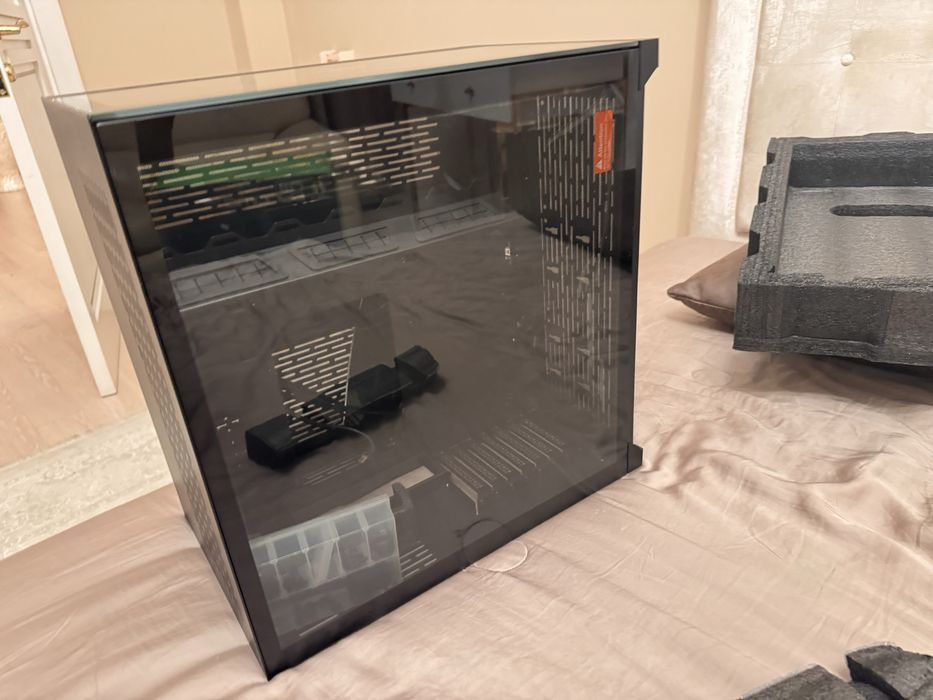 Lian Li O11 Dynamic Razer Edition — новый (плёнка не снята)