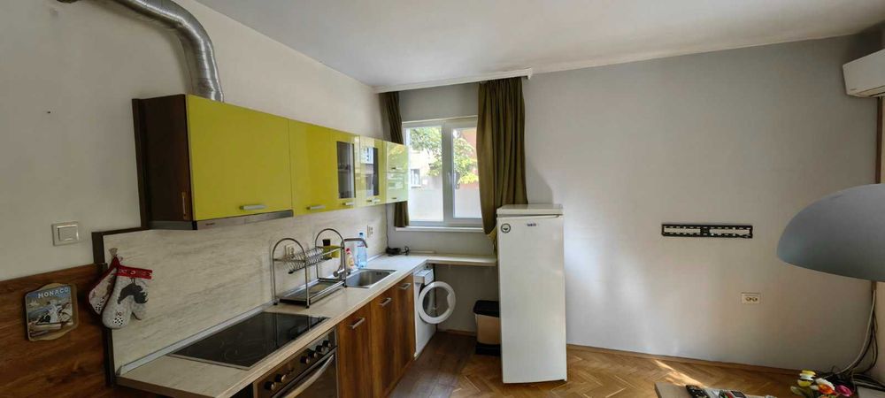 Продавам обзаведен тристаен апартамент в центъра под енергото