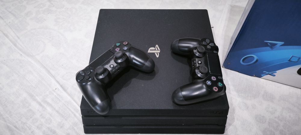 Срочно продается Ps4 pro в идеальном состоянии.