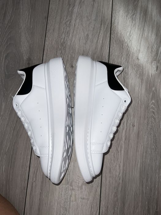 Vand 2 perechi de McQueen