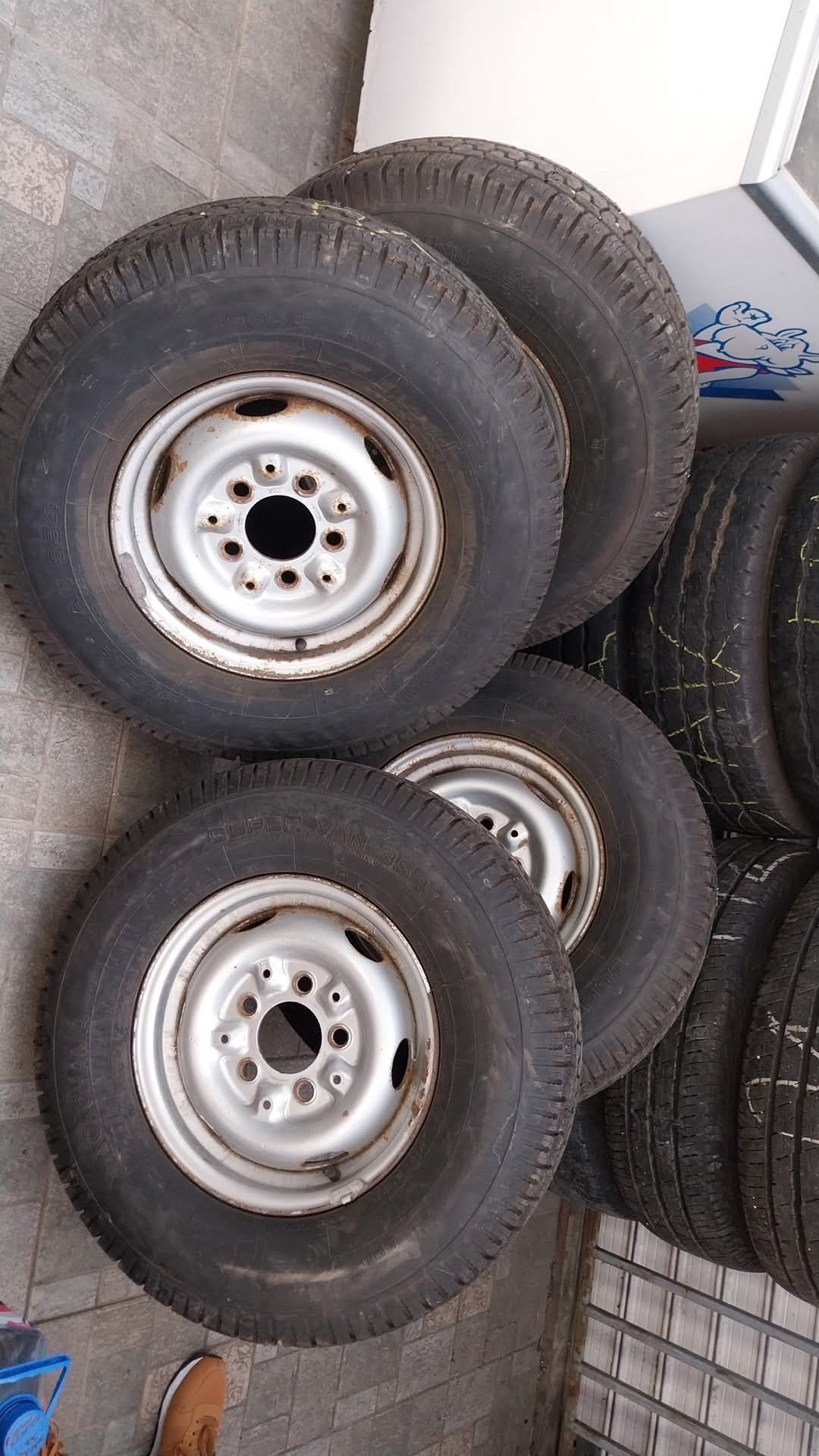 Продавам 4 броя джанти със зимни гуми Yokohama 215R14C

Цена - 300лв