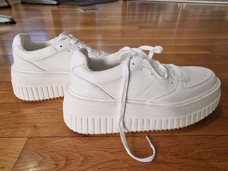 Бели сникъри, 39 номер, естествена кожа