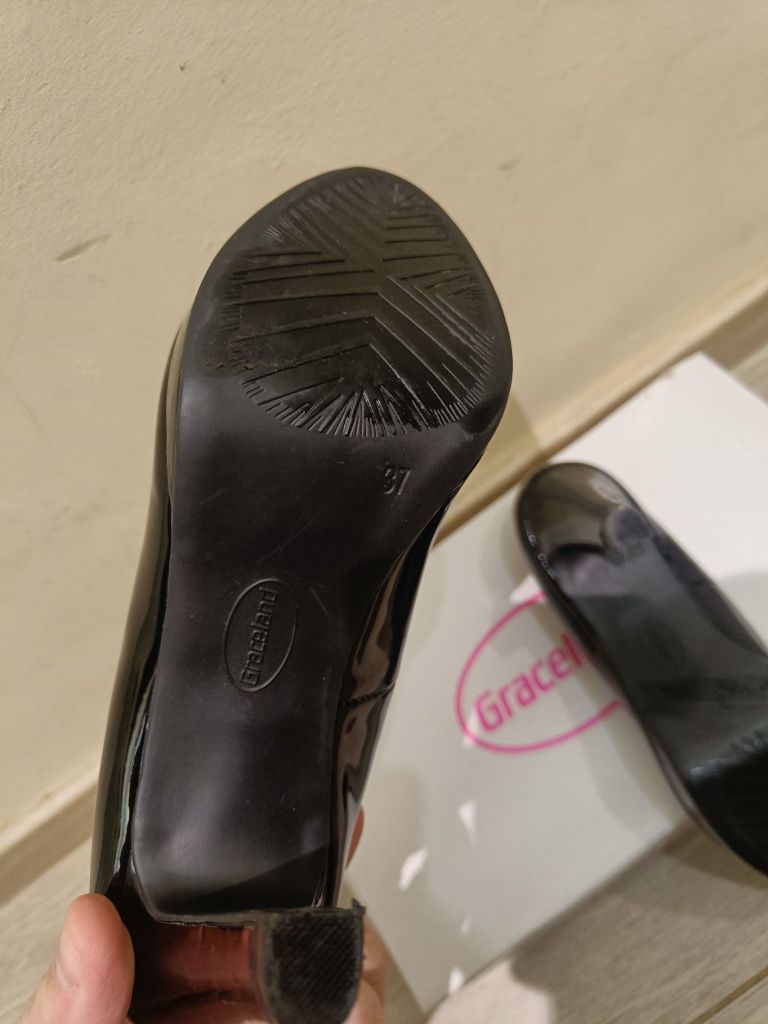Чисто нови дамски официални обувки