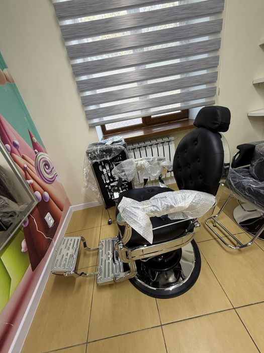 Кресла для барбера и для парикмахера. Помощник для парикмахера