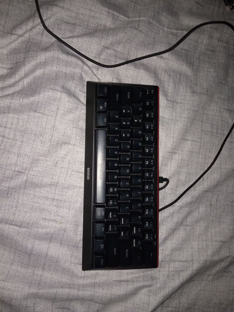 Vand jocuri ps4 și o tastatura