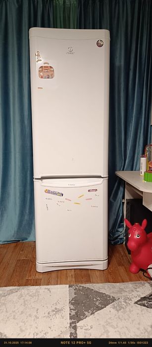 Продам холодильник indesit