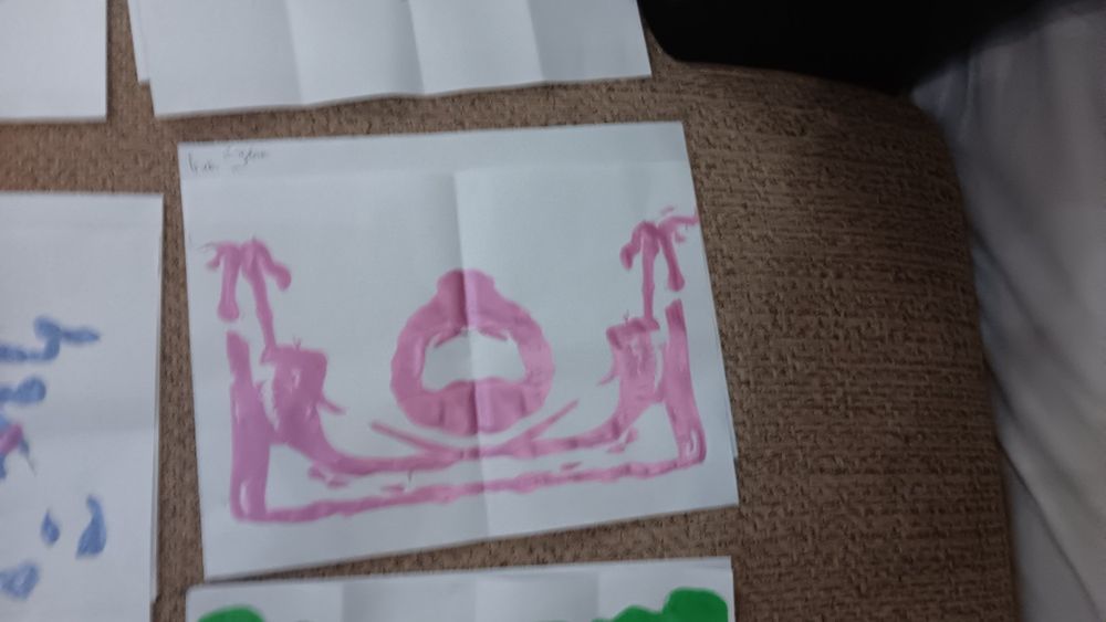 Рисунки които един чип е от бои а пък другият и е ме от моливи