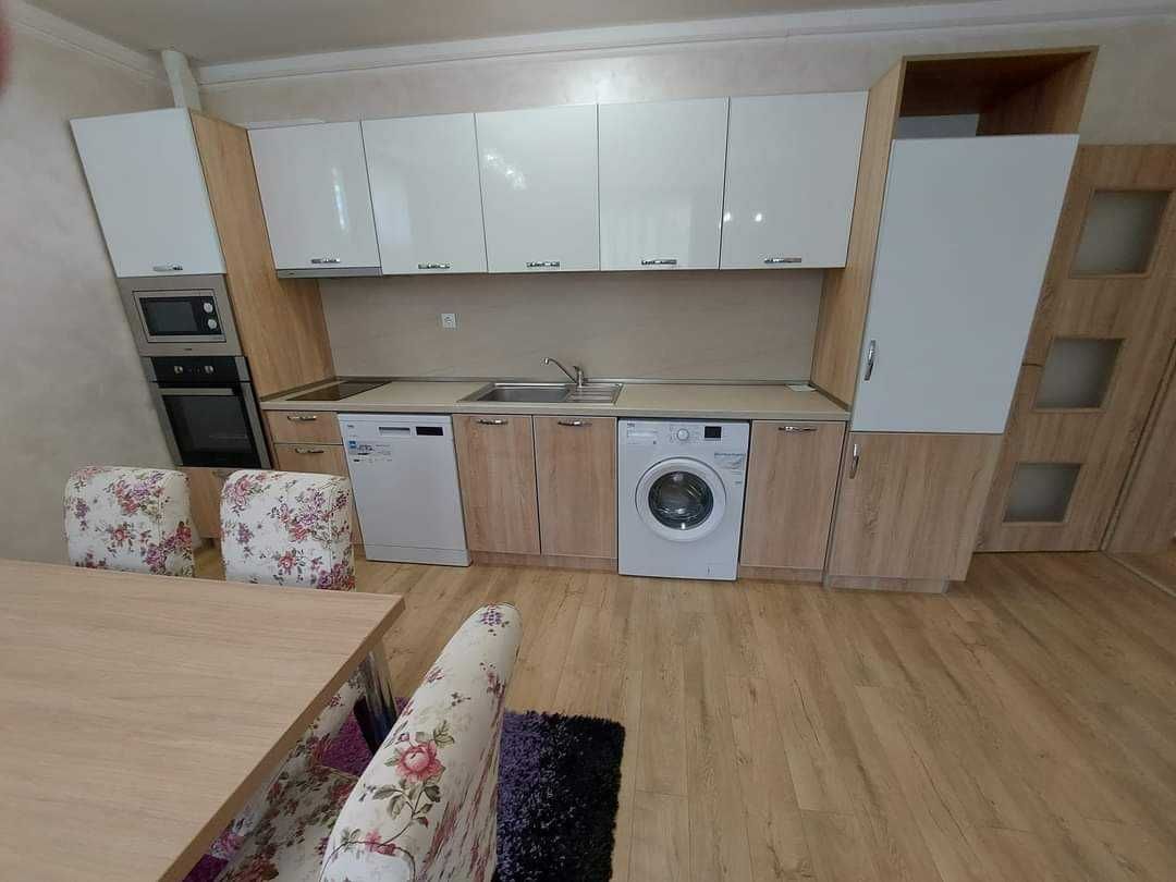 Дава се под наем Тристаен апартамент в Шумен, Пазара - 90 кв.м за 481.95 € - Снимка #1
