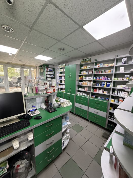 Mobilier complet farmacie – stare excelentă, gata de utilizare