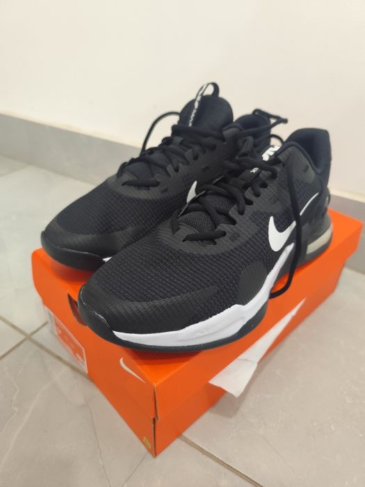 Продавам чисто нови маратонки Nike (найк) 43 номер закупени от Германи