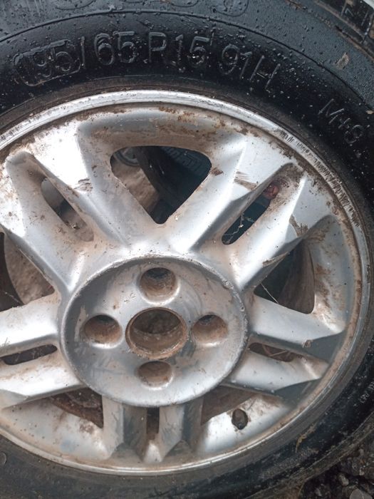 Vând cauciucuri cu geți de aluminiu 195/65/15
