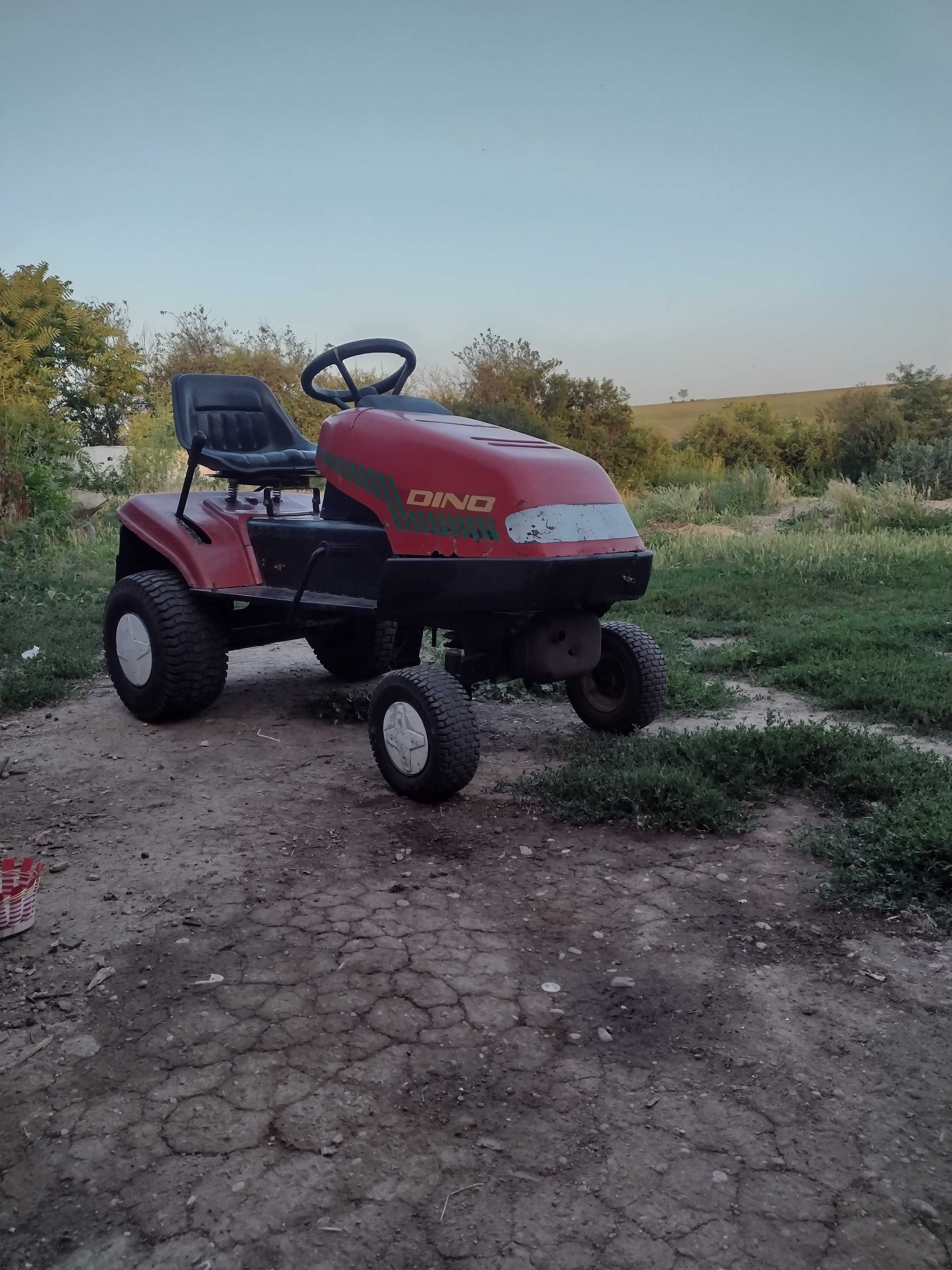 Tractoras PT diferite activități . NU ESTE pt tăiat iarba 14,4 cp