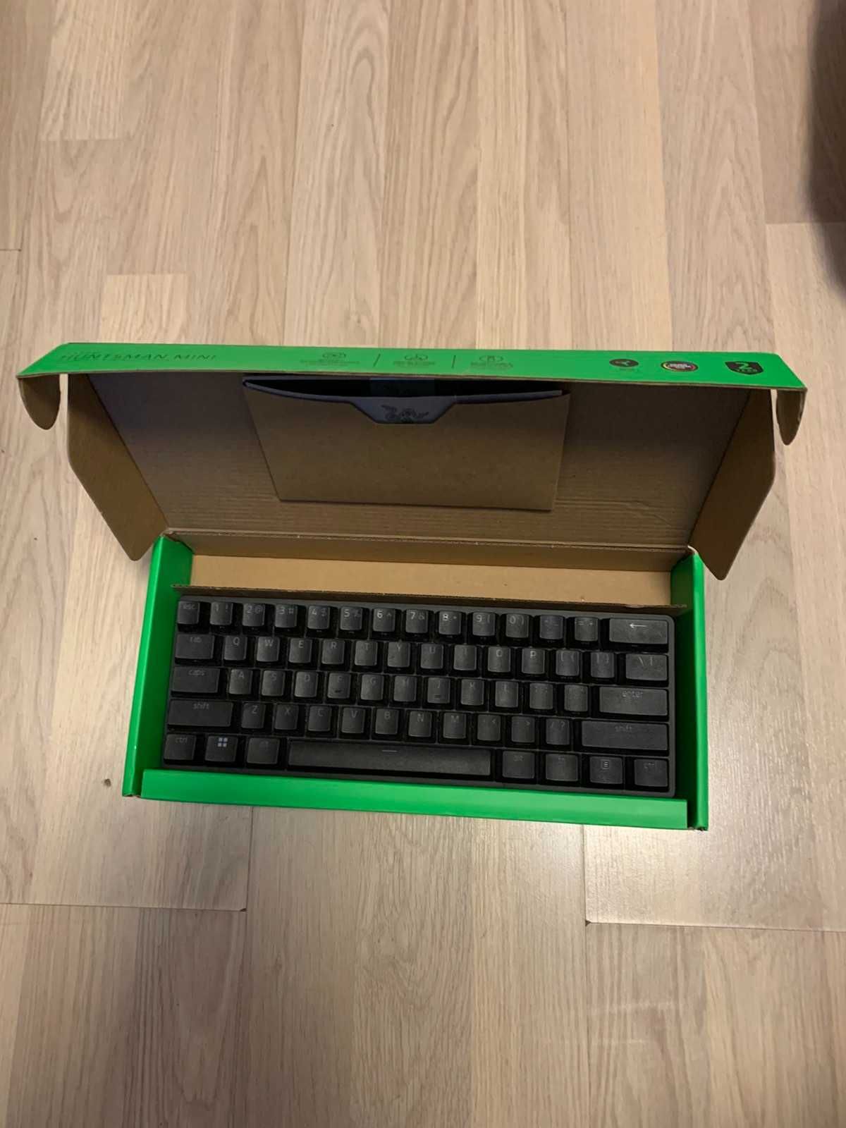 Razer Huntsman mini(черна с лилави суичове)