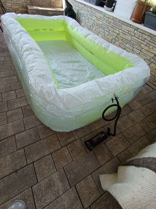 Vând piscina gonflabila