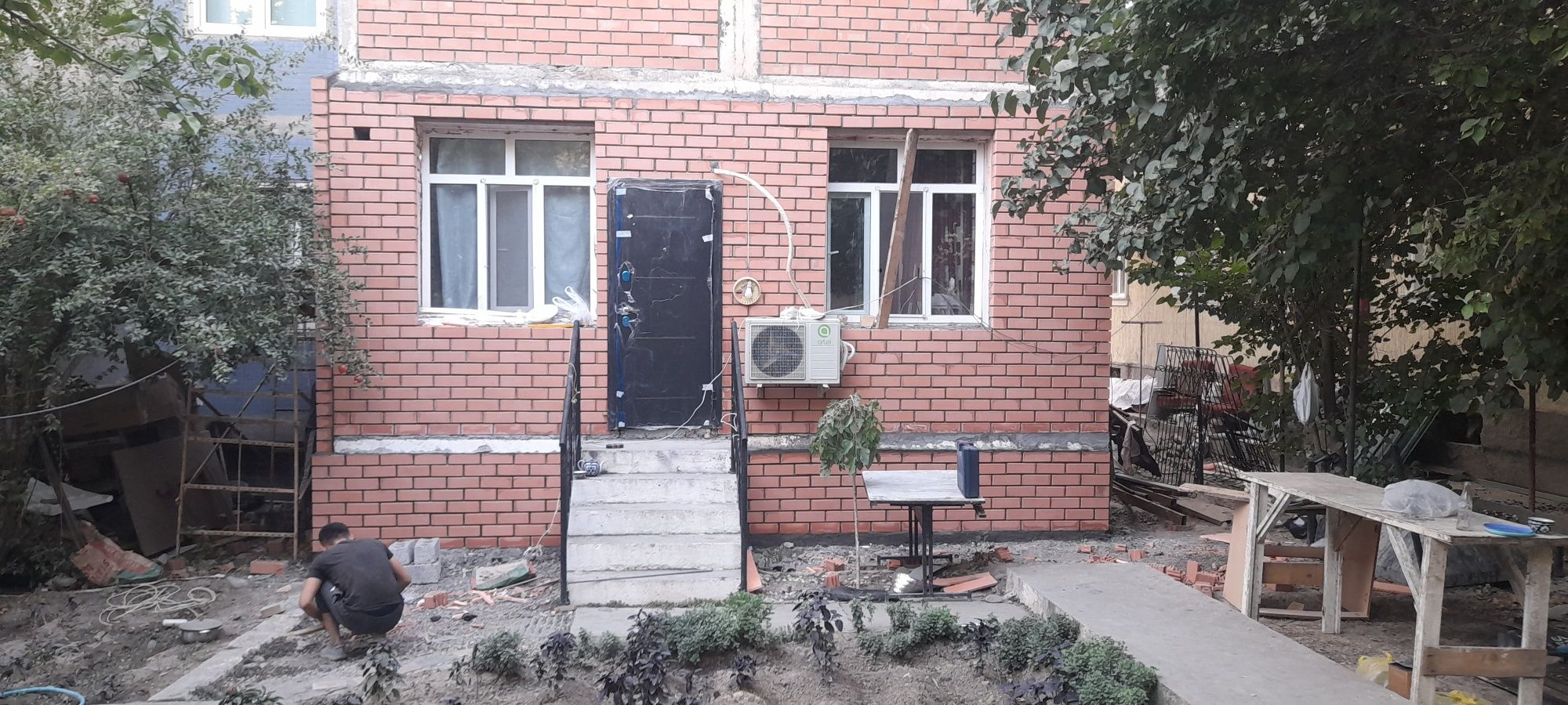 Кладка кирпича балконов установка рам решотки козерог