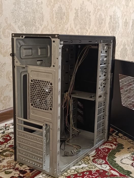 Продаю компьютерный корпус Avtech ATX Mid Tower с RGB кулером