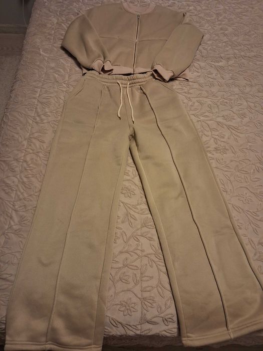 Дамски екип Хс/С размер в бежово ( цвят кайсия )