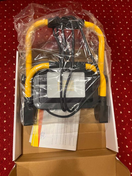 Lampa proiector LED cu suport reglabil si maner