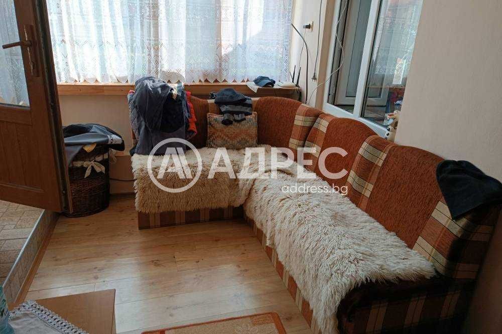 Продава се голяма къща с двор в с.Недоклан