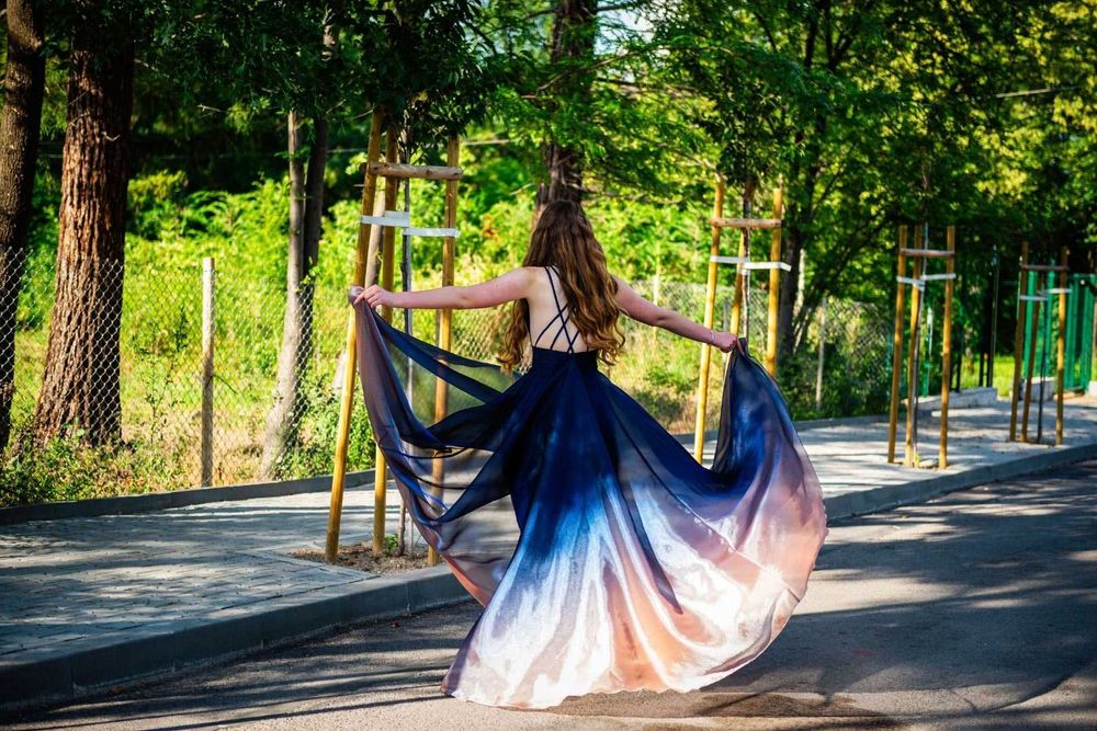 Бална рокля с презрамки на гърба и омбре преливка на цветовете