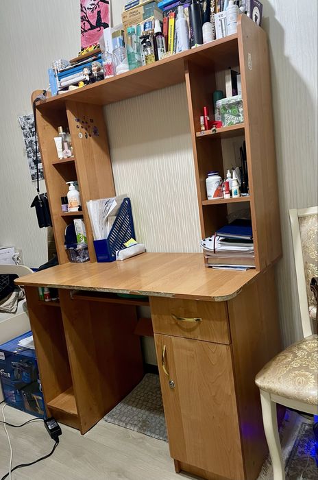 Продается компьютерный стол в хорошем состоянии