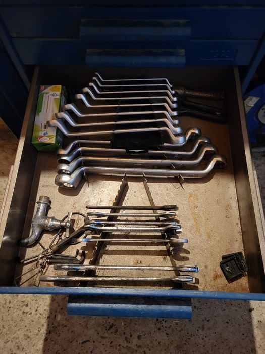 Vând banc de lucru, mobil,profesional, cu scule originale, ideal pentr